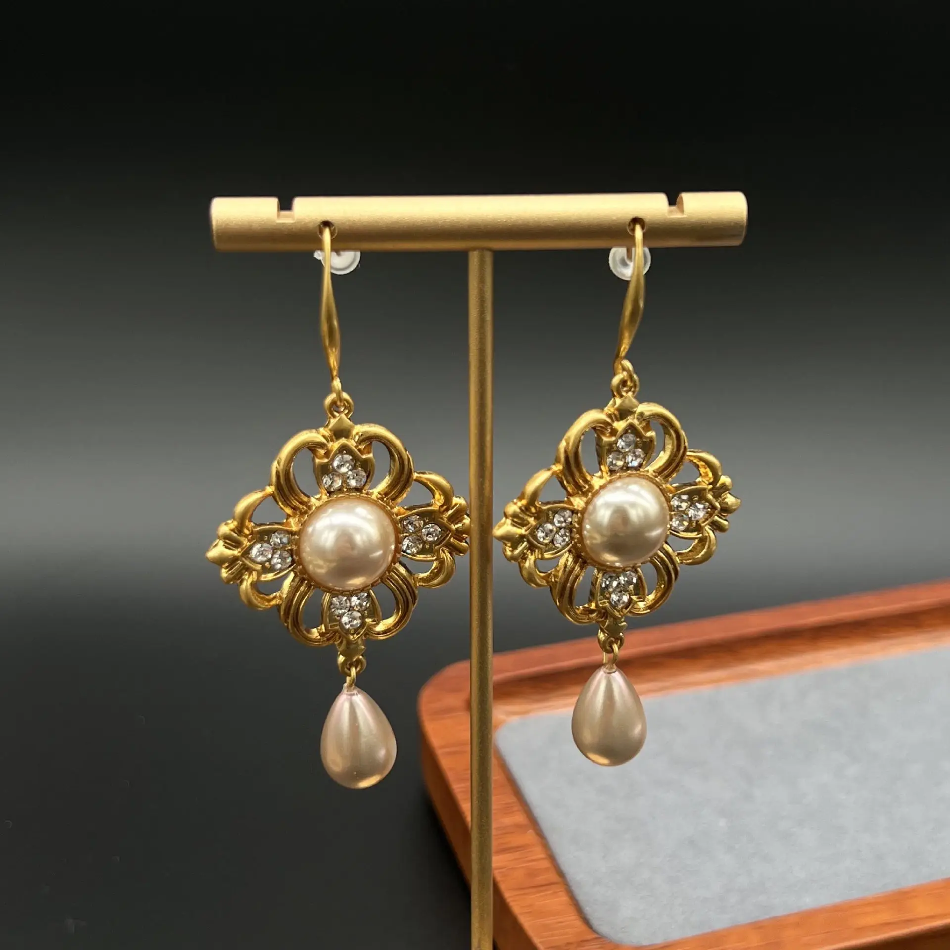 

Retro hollow inlaid Baroque pearl fashionable earrings