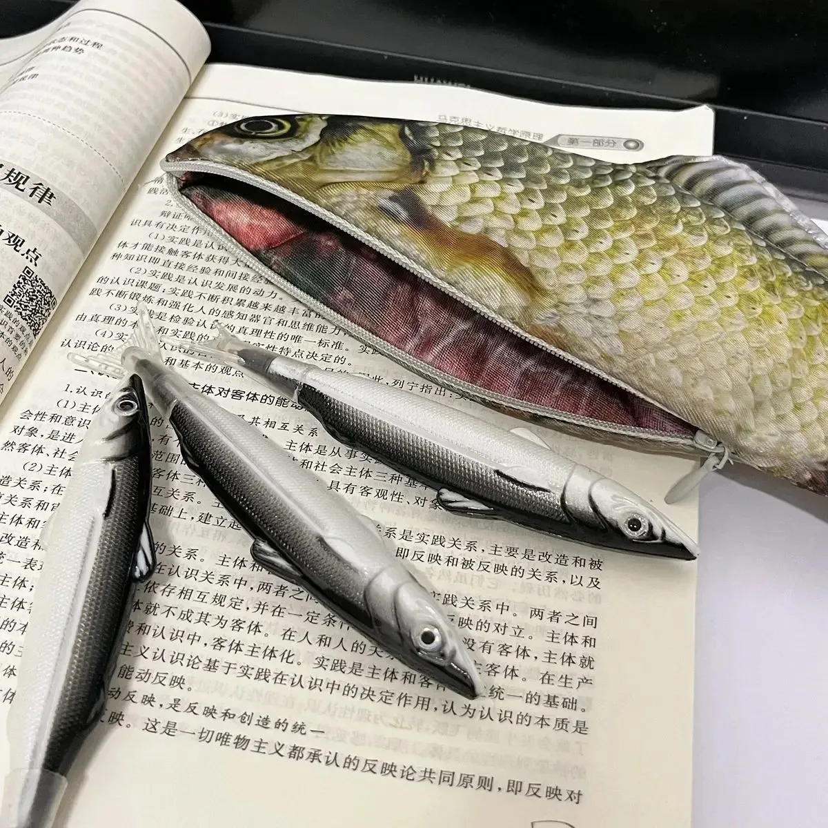 시뮬레이션 된 크루시안 연필 가방 개성 창의적인 소금 물고기 모양의 펜 연필 케이스 학생을위한 재미있는 핸드백 십대 소녀