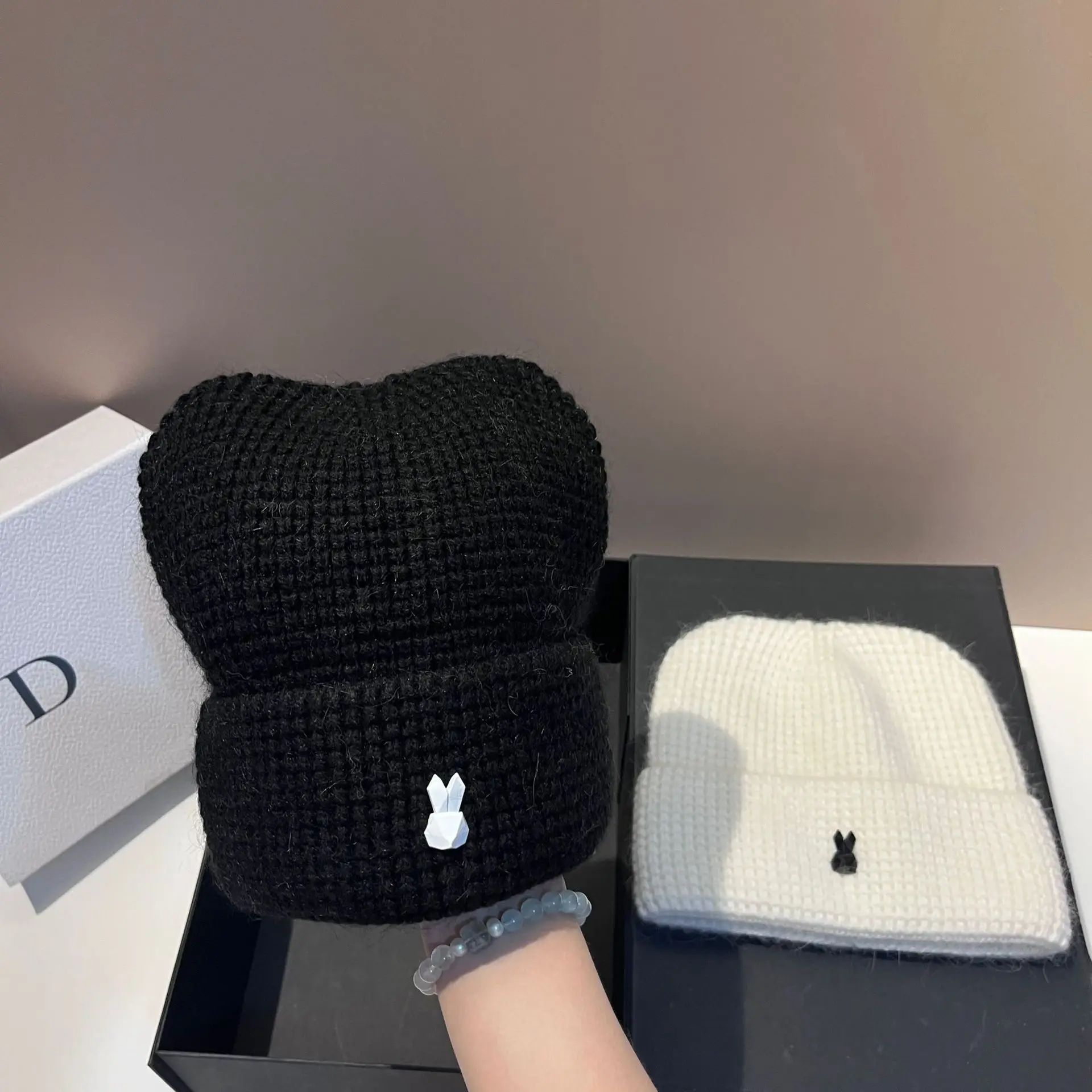 Autunno e inverno nuovo cappello lavorato a maglia in pelliccia di coniglio scozzese moda orecchie di coniglio carino caldo morbido cappello di lana glutinosa da donna
_voghion.com