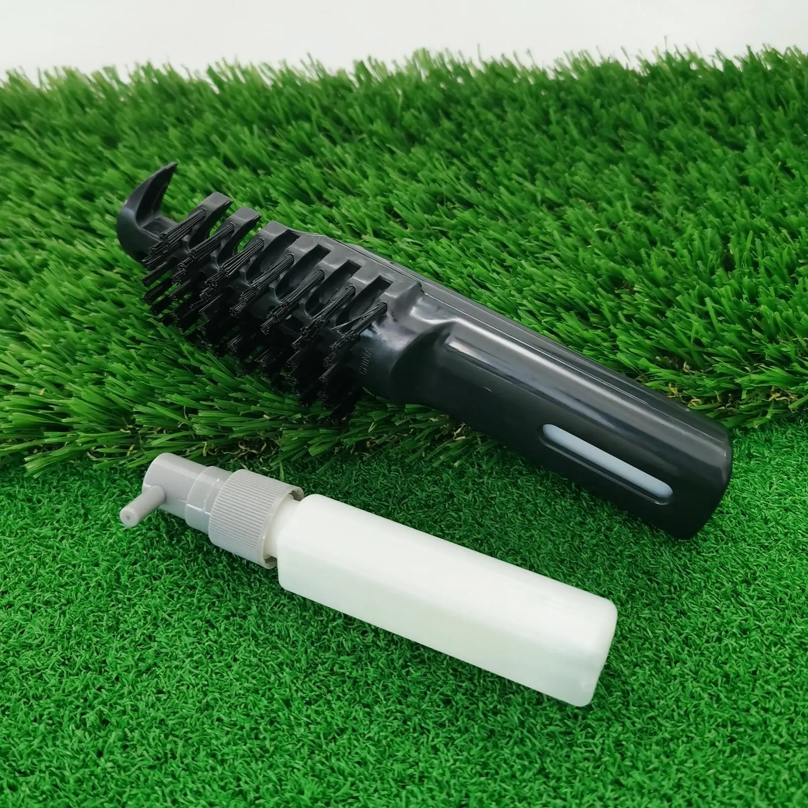 Portable Golf Club Groove Cleaning Brush with Water Spray Tube Nylon Bristles for Golf Ball Washer and Iron Sharpener