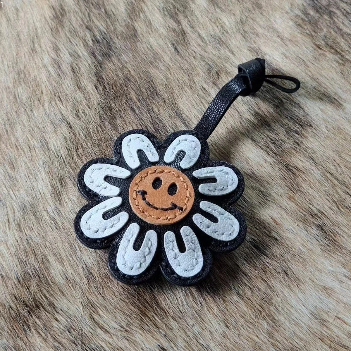 

Smile Flower Hand Sewn Leather Bag with Hanging Decorations Rearview Mirror Car Keychain Trendy Outfit