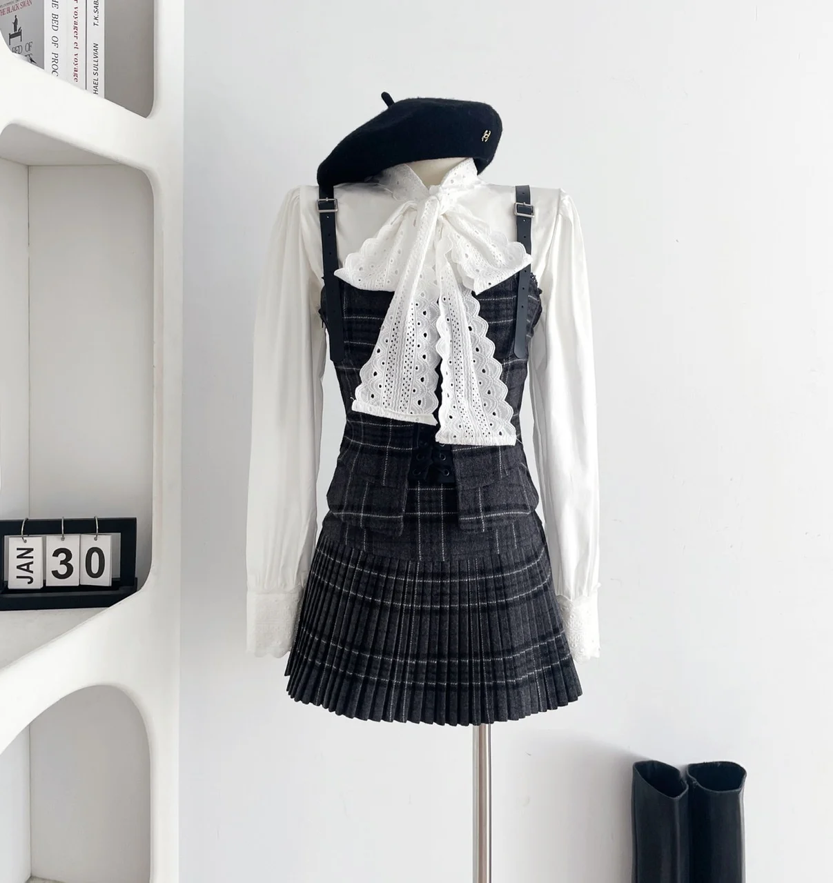 Conjunto de 3 piezas estilo retro coreano de otoño para mujer, camisa blanca, chaleco de tirantes y falda plisada, diseño de estilo universitario, moda Y2K.