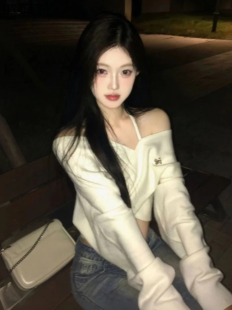 

Женский трикотажный свитер с V-образным вырезом и открытой спиной