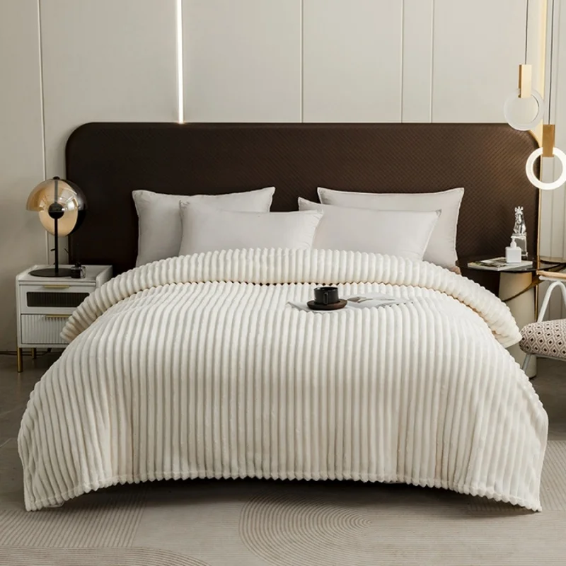 A pure white blanket, simple polyester rectangular, skin friendly, comfortable nap blanket suitable for all seasons 3
