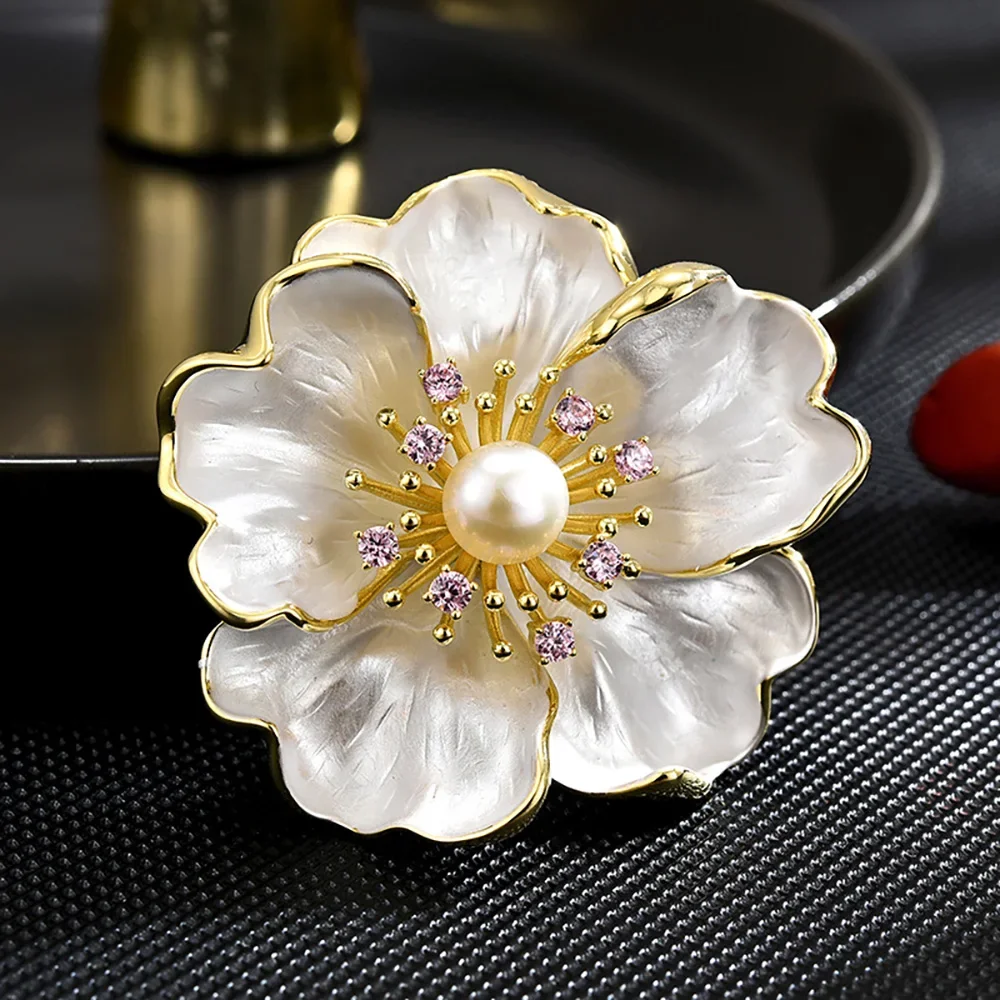 Trendy New Camellia Women Brooch Elegant Flower Pearl Pins Fashion Female Party Coat Dress Scarf Accessories Jewelry Gift