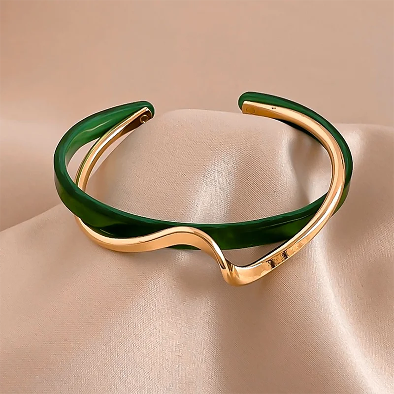 Weiße Acryl-Armbänder, gebogene Metall-Armreifen, Damen-Handarmbänder, geometrische C-förmige Öffnungsarmbänder, Schmuckgeschenke K – Detail 4