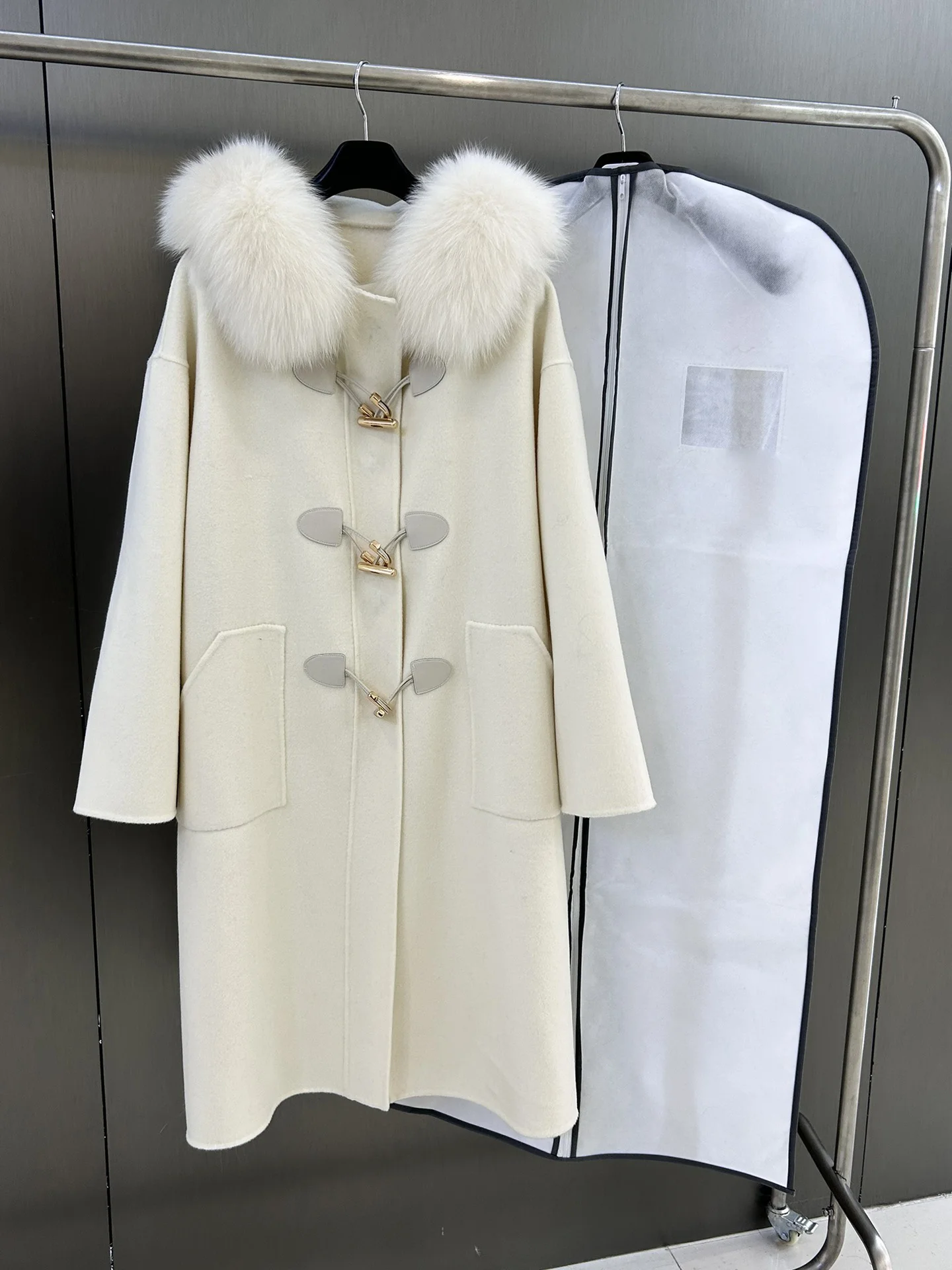 

Женская одежда с меховым воротником (съемный), двустороннее шерстяное пальто из 100%-ной шерсти, однобортный золотистый дизайн, верхняя часть тела для похудения