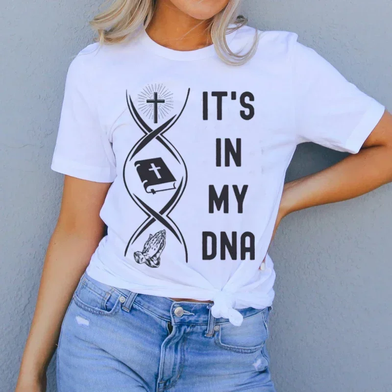 

Женская футболка с надписью «It's in My DNA»