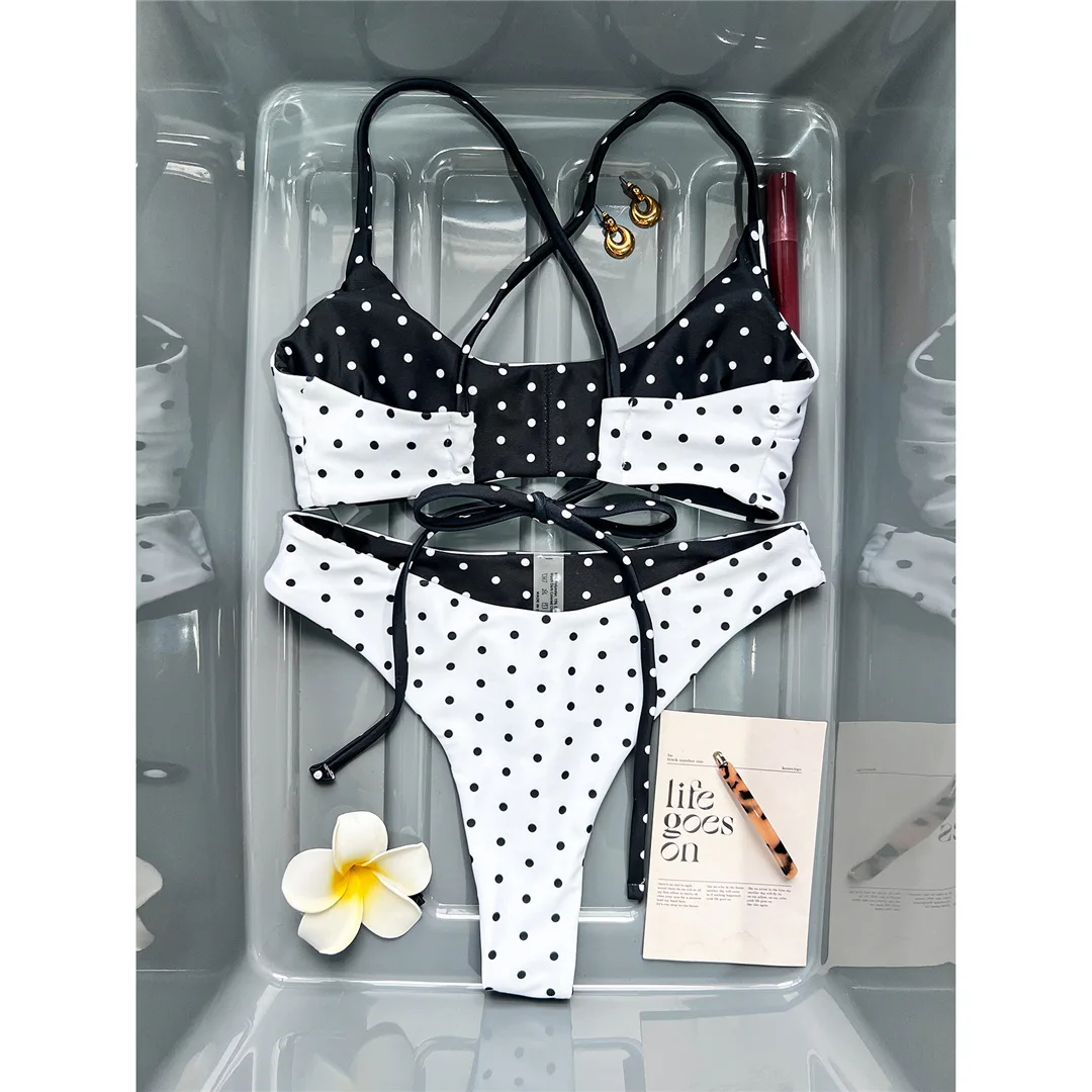 Foto reale bikini a pois - vista laterale