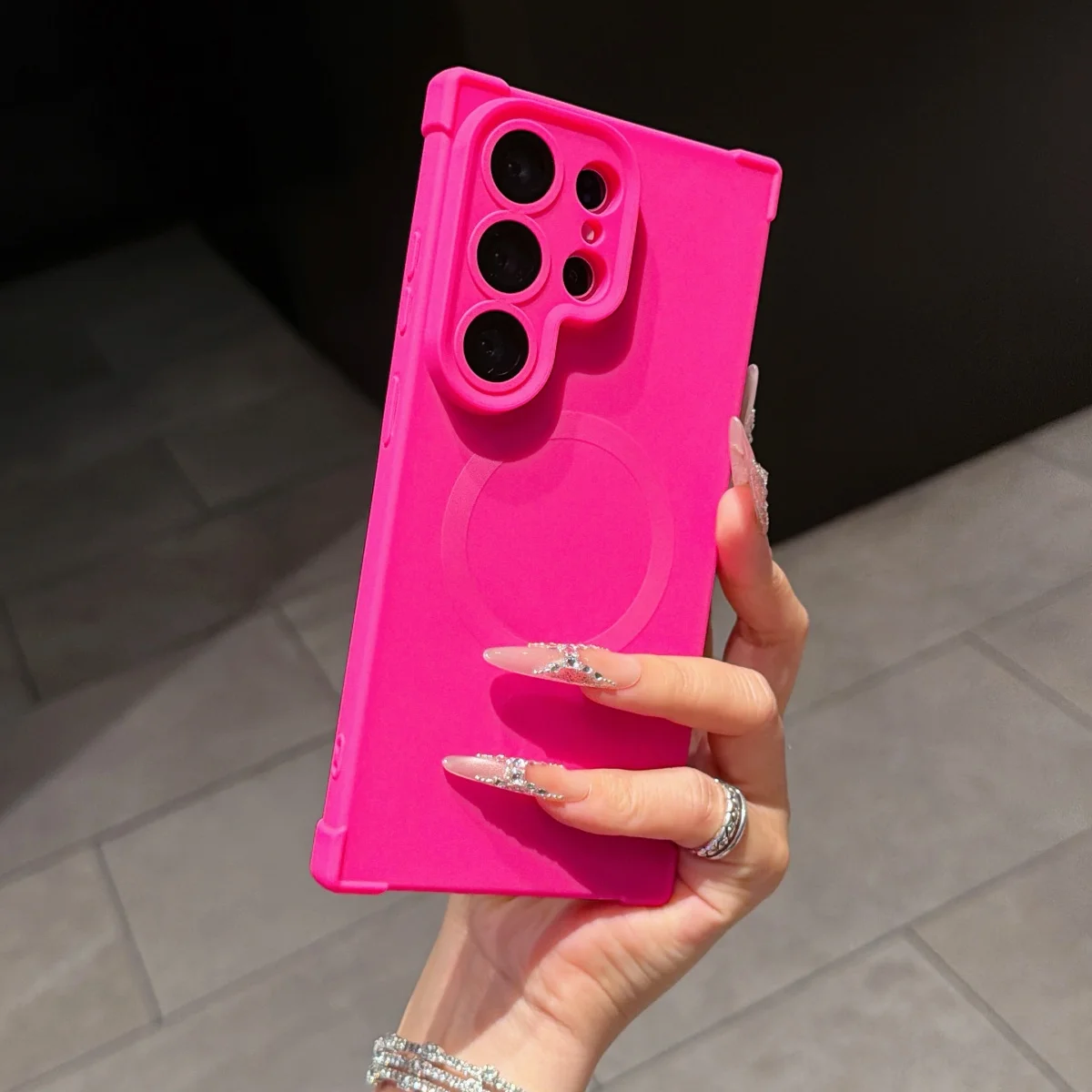 Right Angle Anti-Drop Soft Silicone Shockproof Phone Case with Lanyard and Magnetic Compatibility