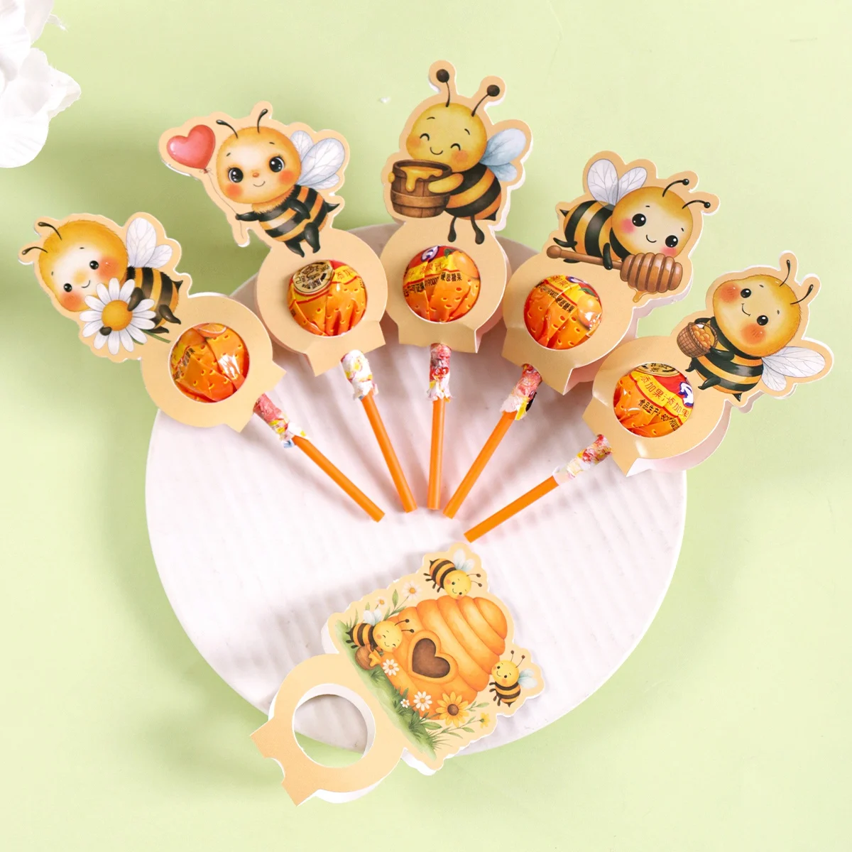 24 Stück Cartoon-Bienen-Lollipop-Papierhalter, gemischte 6 Stile, Lollipop-Dekorationskarten für Erstgeburtstagsfeiern – Detail 1