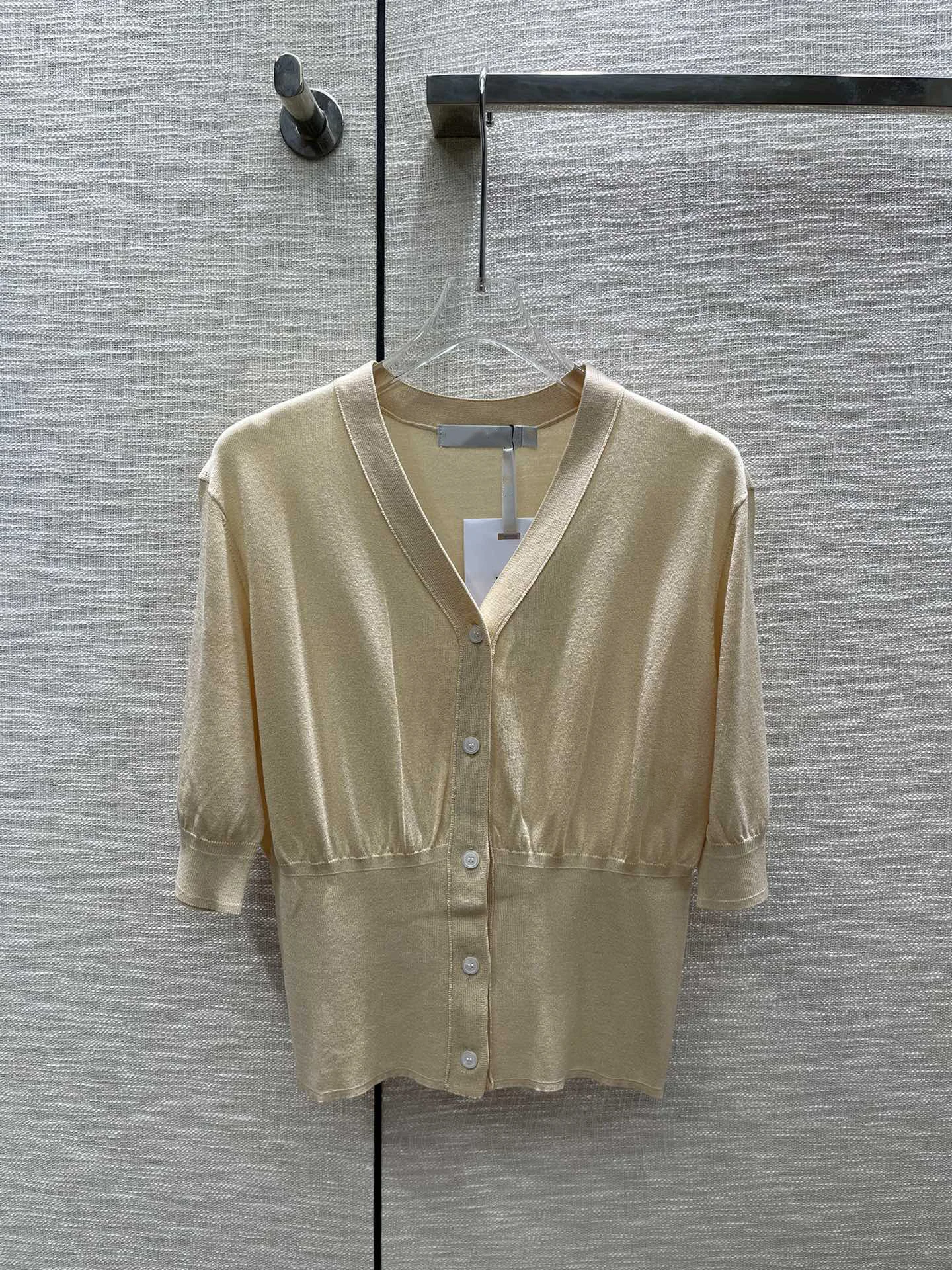 

2023 V-neck knitted short sleeve cardigan waist slimming classic everything
