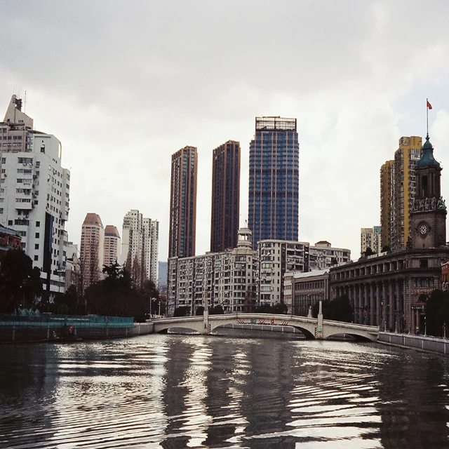 놀라운 선명도와 생생한 색상으로 컬러 사진을 촬영할 수 있는 Nolan 5203 컬러 필름