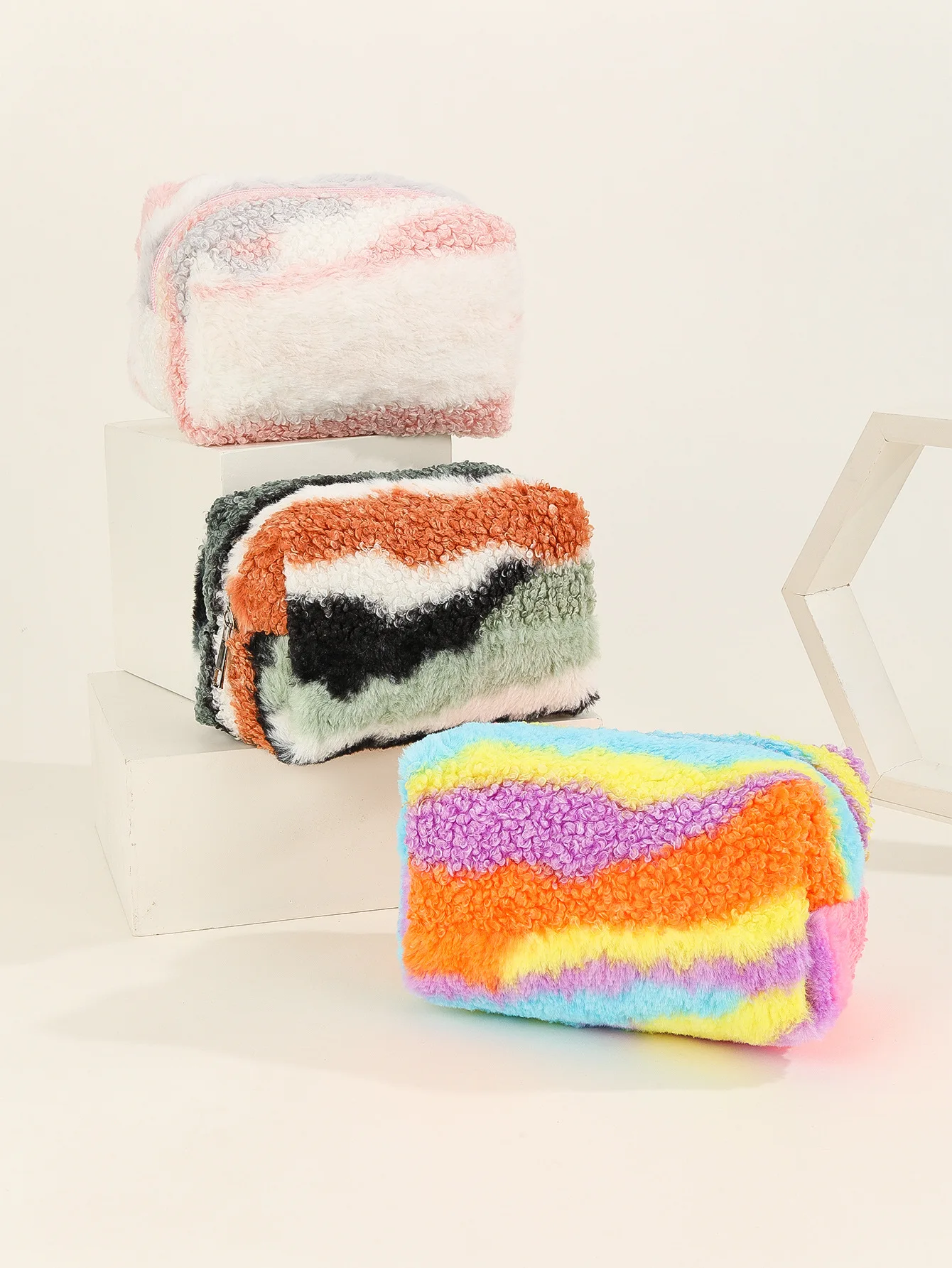 

Stock Multi Colors Plush Pouch Durable Portable Cosmetic Bag Women Letters Patch DIY Makeup Bag Teens large toiletry bag