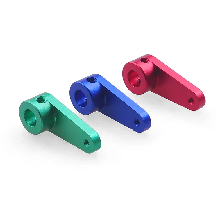 Détail du bras de culbuteur carburateur CNC pour moteur RC essence, finition usinée et trous de montage