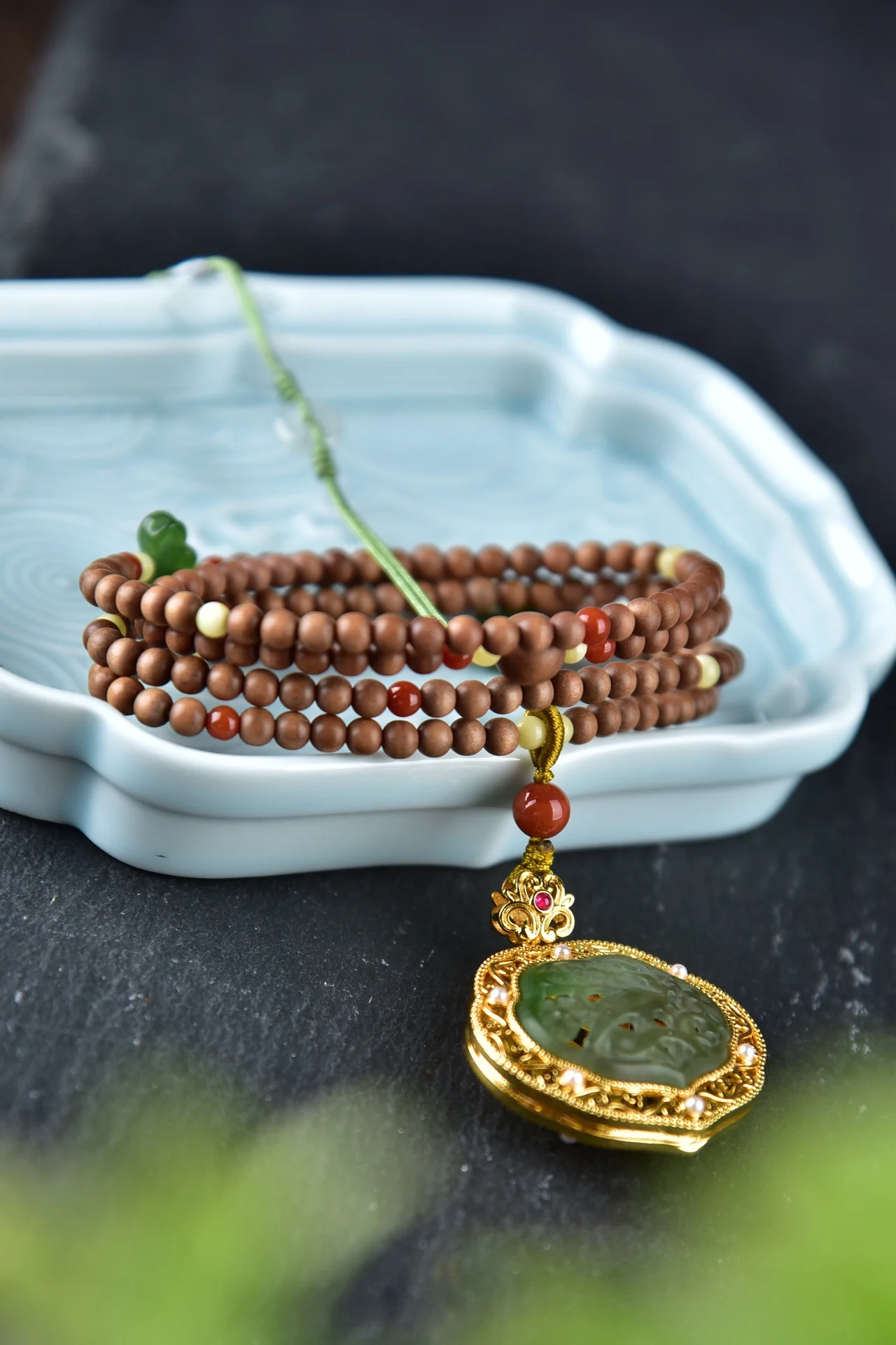 

0.4 Sandal Clavicle Chain with Gold-Plated Inlaid Hetian Jade Hollow Pendant Jasper Bow Beeswax South Red Simple Retro Charming