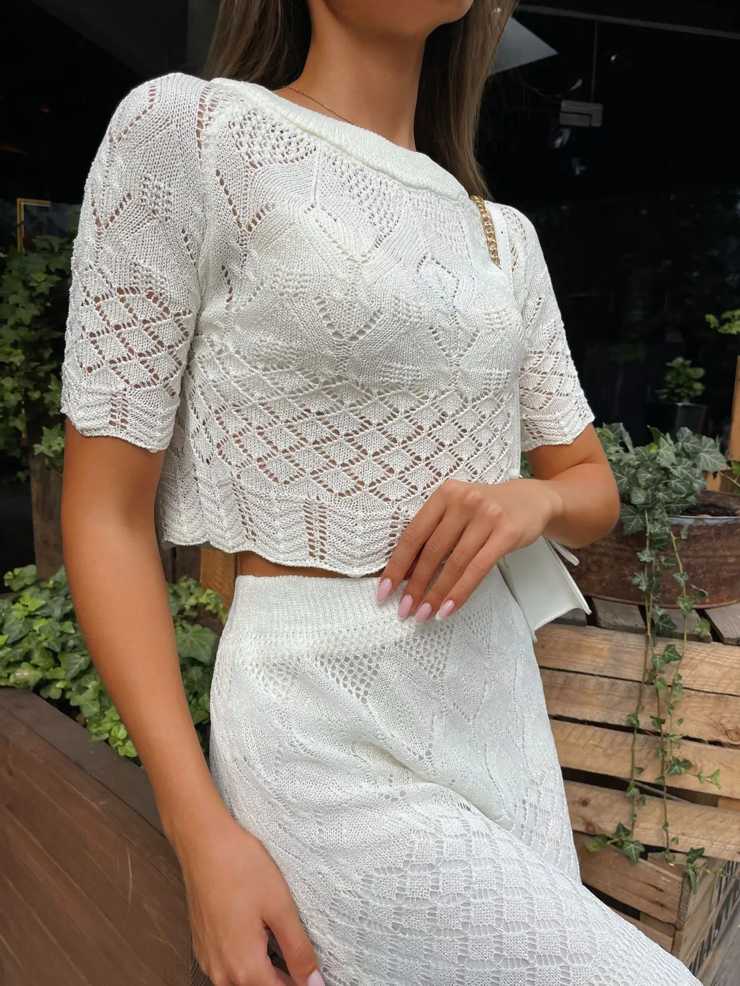 Conjunto de camiseta y falda de punto blanco de manga corta con aberturas transparentes de cintura alta, sexy, ajustado, cruzado en la cadera, conjuntos de dos piezas para mujer