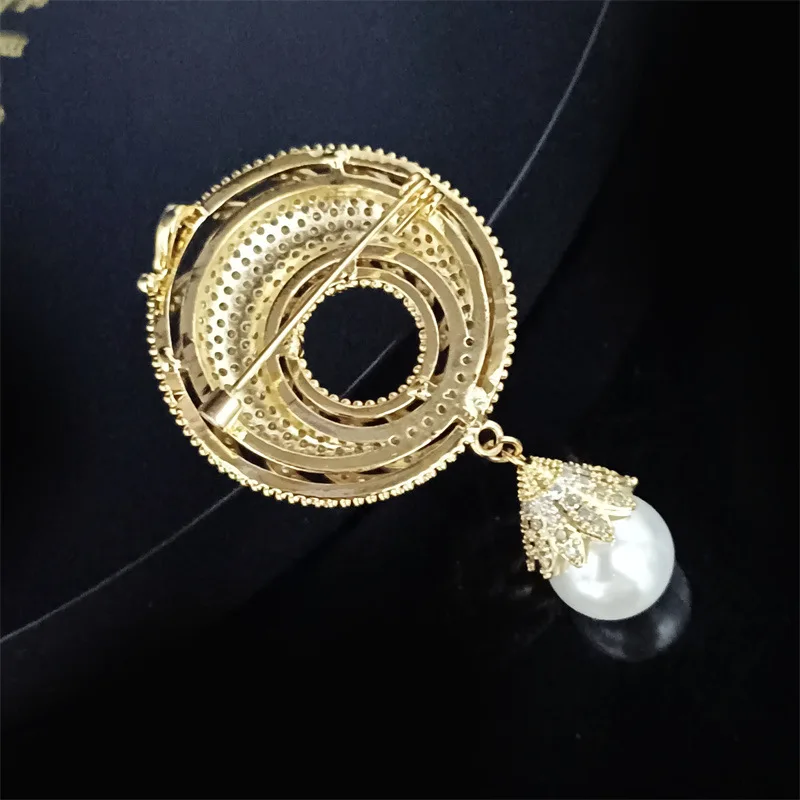 Retro Cubic Zircon Circle Brooch Pin High-end Shell Pearl Pendant Geometry Brooches for Unisex Corsage Elegant Accessory Jewlery