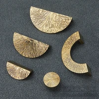 ตัวดึงตู้ครึ่งวงกลมที่ค้อนทองเหลือง – ลิ้นชักและมือจับตู้เสื้อผ้าที่หรูหราน้ําหนักเบาทําจากพื้นผิววินเทจในยุคกลางศตวรรษด้วยไฟฟ้า 3