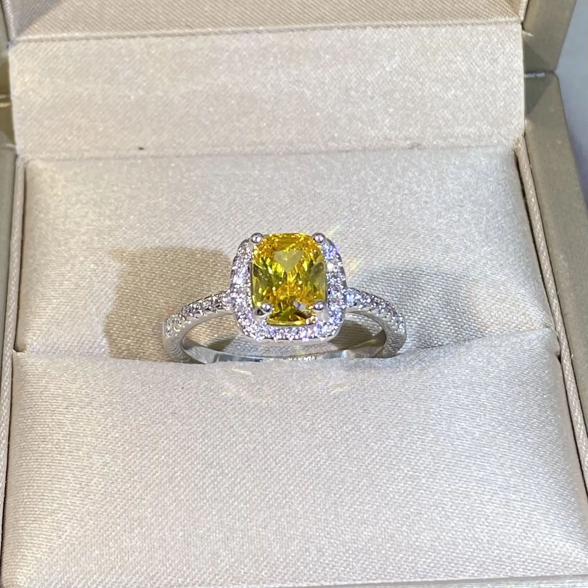 Anillo De Brillantes Chapado En Oro, Banda Retorcida Y Piedra De