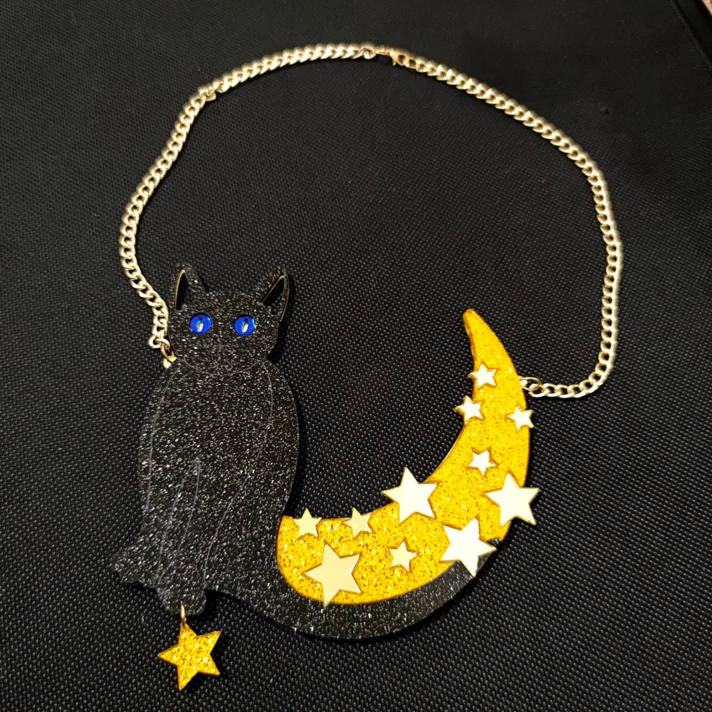 KUGUYS Extra große Halskette mit Anhänger „Schwarze Katze auf dem Mond“ für Damen, glitzerndes Acryl, Hyperbole-Schmuck, Statement-Accessoires – Detail 5