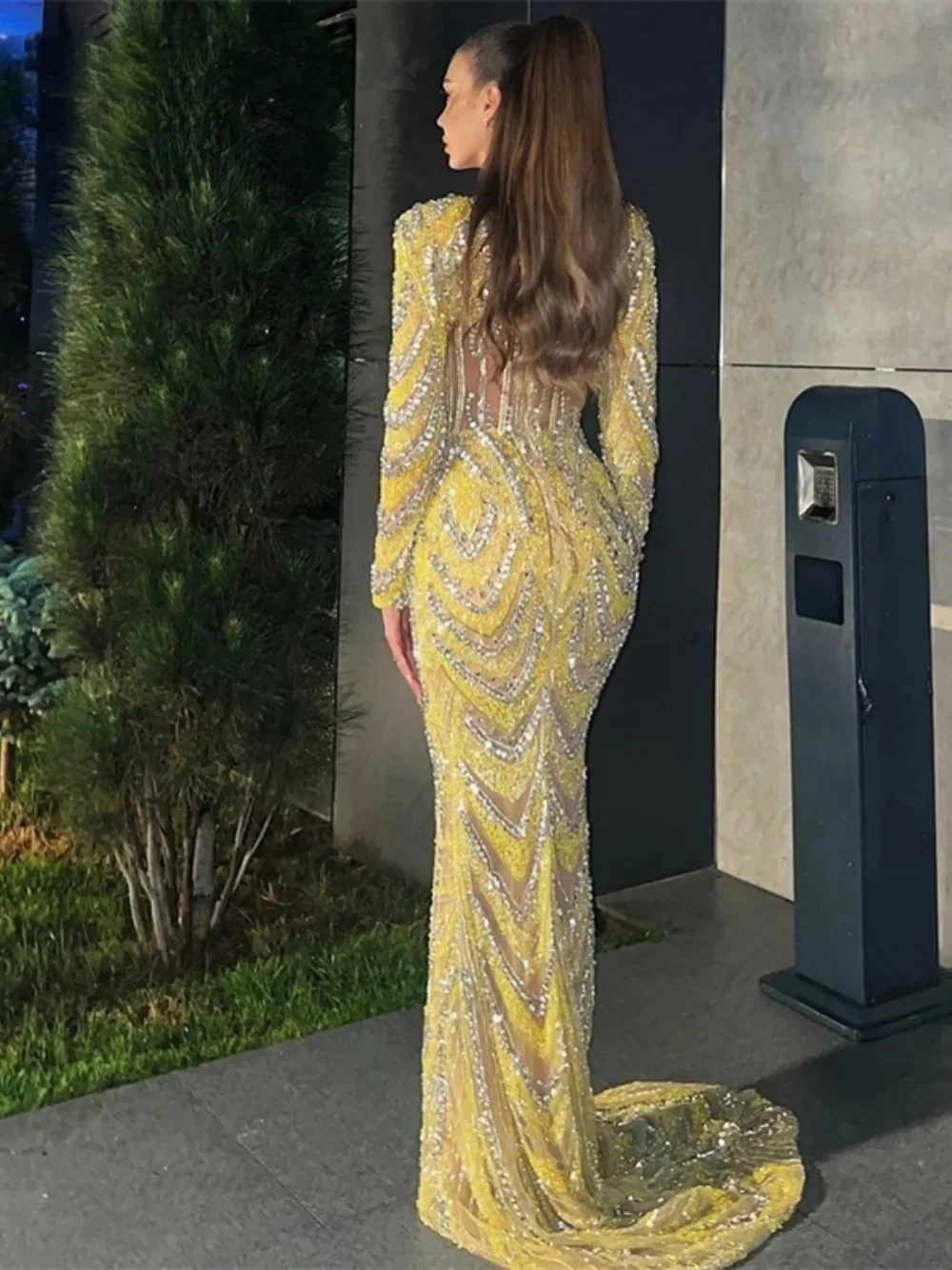 فستان سهرة بحورية البحر كريستال سباركلي برقبة مربع...