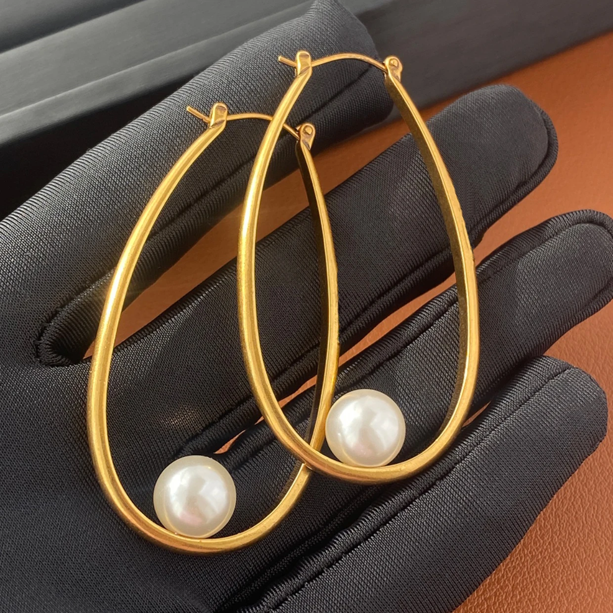

Серьги женские круглые из латуни с жемчугом