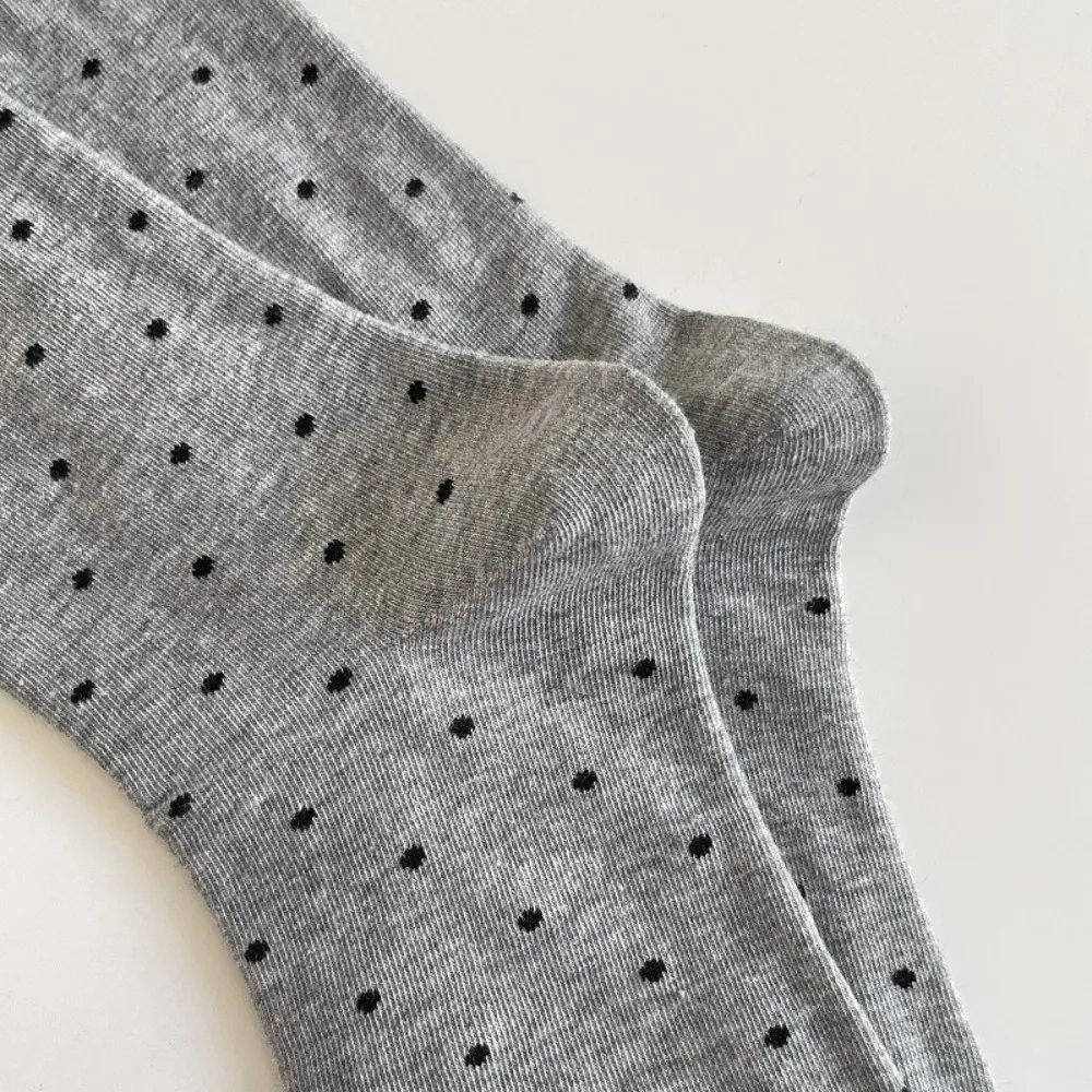 Bequeme gepunktete Socken mit gekräuselten Kanten, dünne, atmungsaktive Mittelrohrsocken, schweißabsorbierende Damensocken für den Sommer – Detail 11