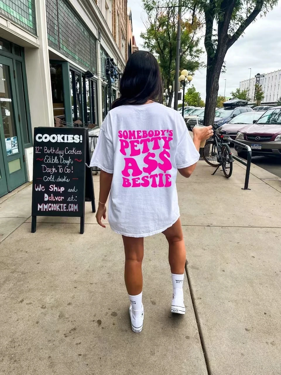 

Somebody’s Petty Bestie Funny Slogan Women T-shirt Hot Sale Holiday All Match Female Shirt New Stylish Classy Girl Tee