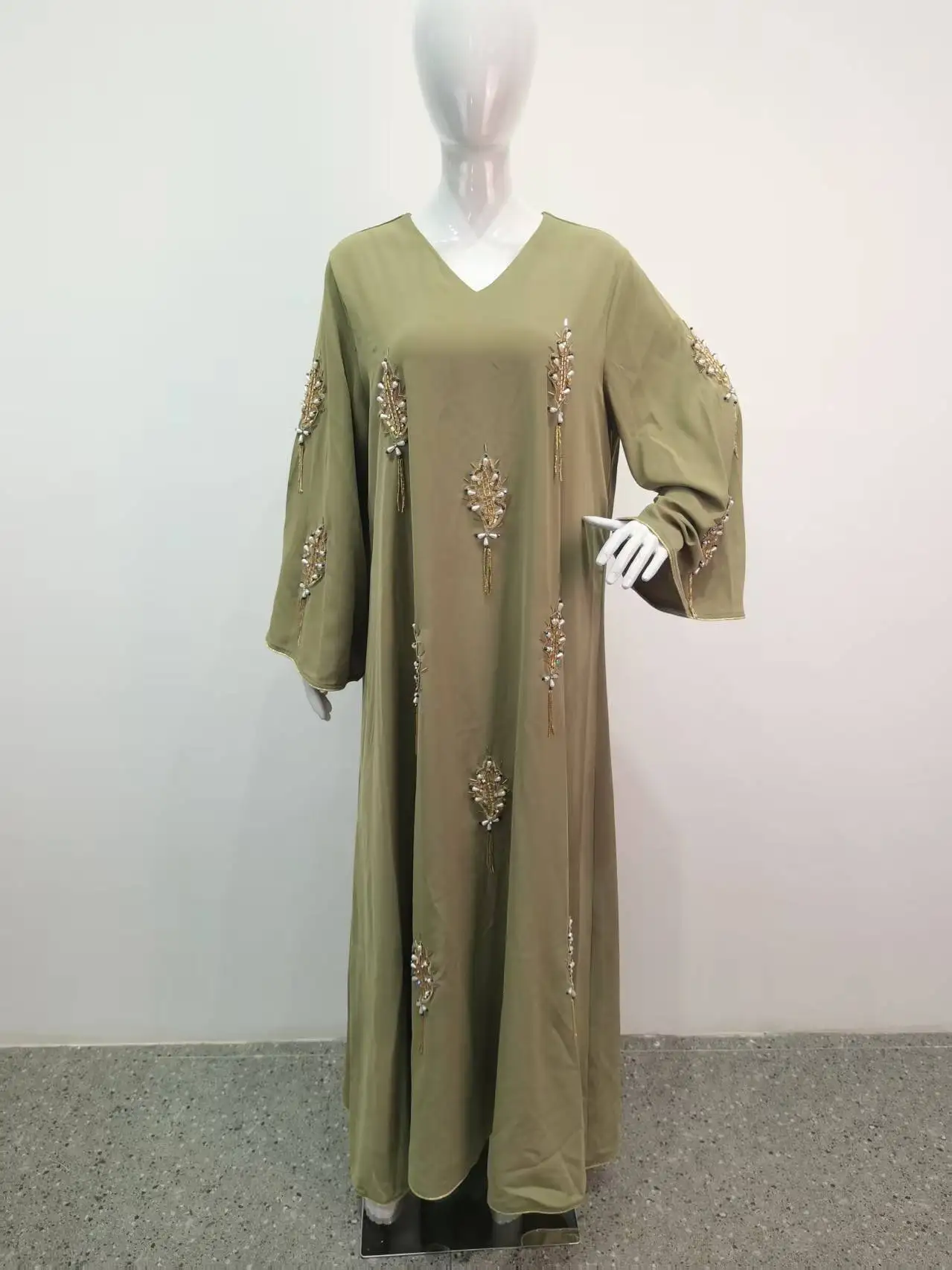 جلابية وردي خوخي بتطريز ناعم