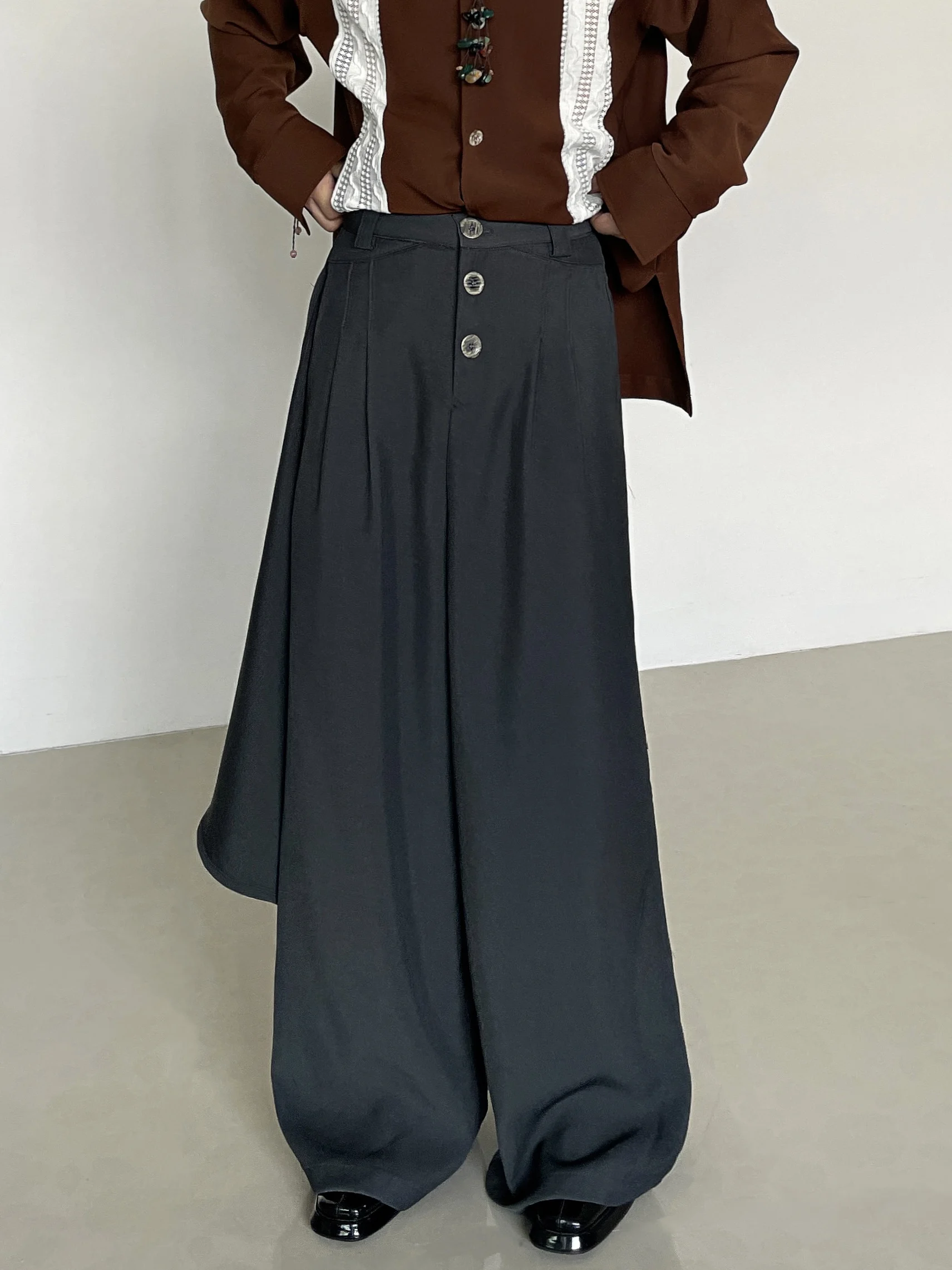 

SuperAen 2024 осенний нишевый Ретро Высококачественный Свободный тканевый костюм в стиле пэчворк, брюки с пуговицами, украшенные шваброй, штаны