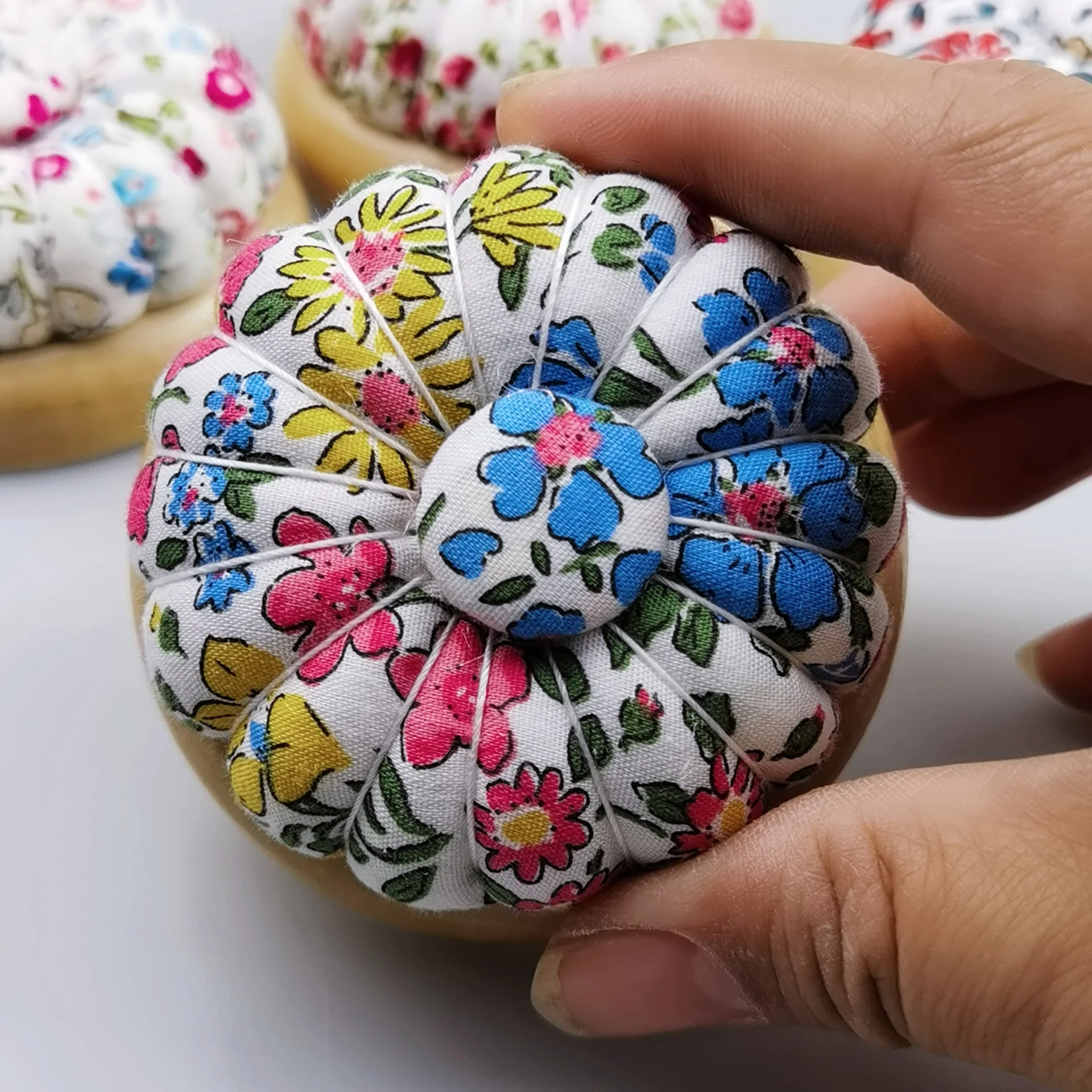1Pc 호박 자기 바늘 핀 쿠션 홀더 나무 Pincushions 핀 호박 Pincushions 바늘 쿠션 DIY 공예