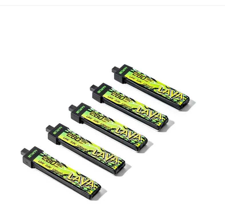 Pile Lipo 3.7V pour drone de course, posée à côté d'un drone pour comparer la taille.