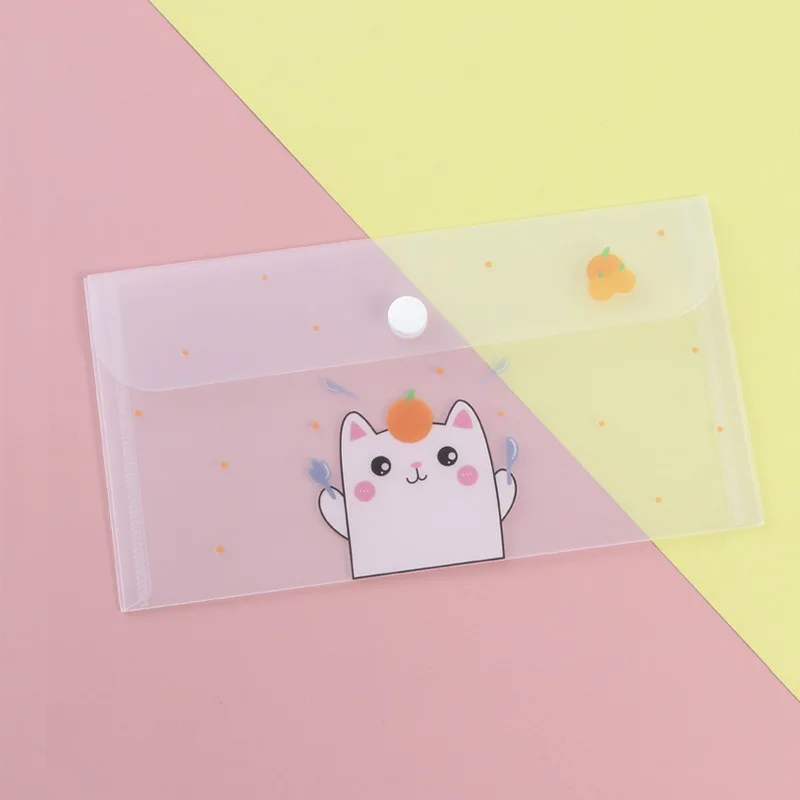 Lot d'un accessoire pour masque covid, livraison rapide, présenté sur fond blanc.