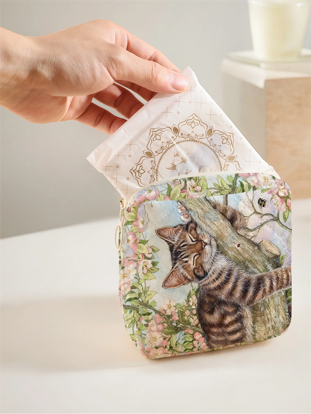 1 portable sanitary napkin storage bag, made of kitten pattern and diamond mesh material, lightweight women's tissue bag