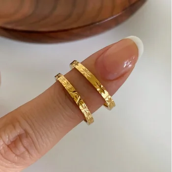 Anelli in acciaio inossidabile per donna Gioielli congiunti a coda di dito delicati e minimalisti con motivo strutturato Starburst impilabile dorato