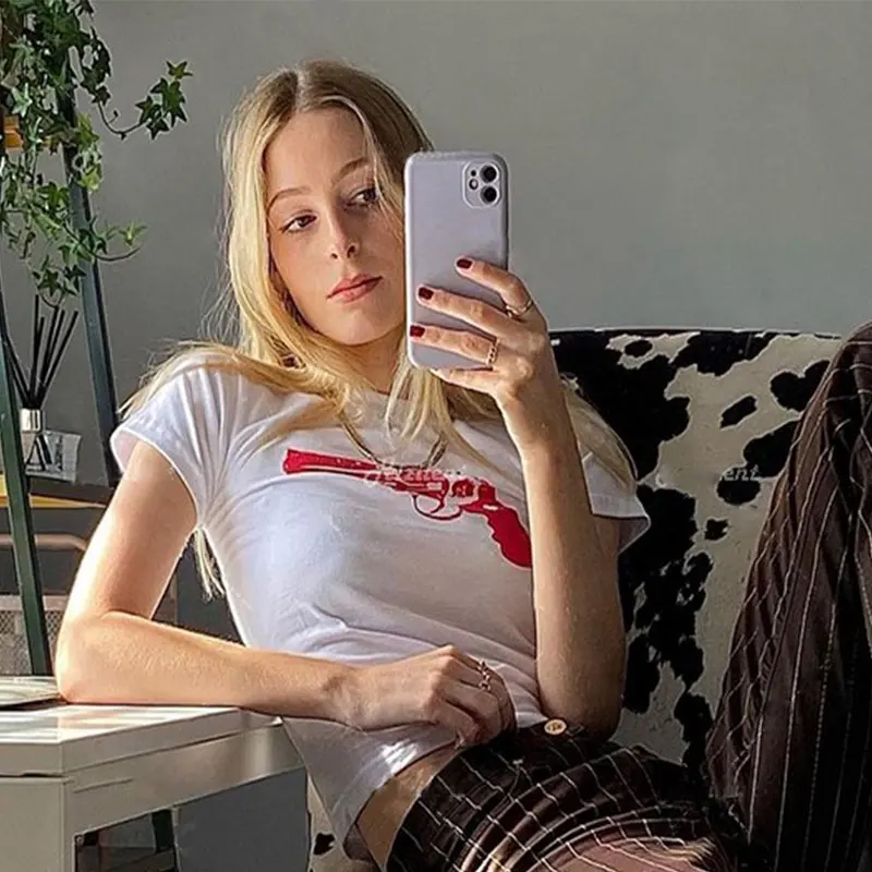 Camiseta corta con estampado divertido de pistola para mujer, estilo callejero europeo y americano, estilo Y2K, estilo casual, entallada y a la moda.