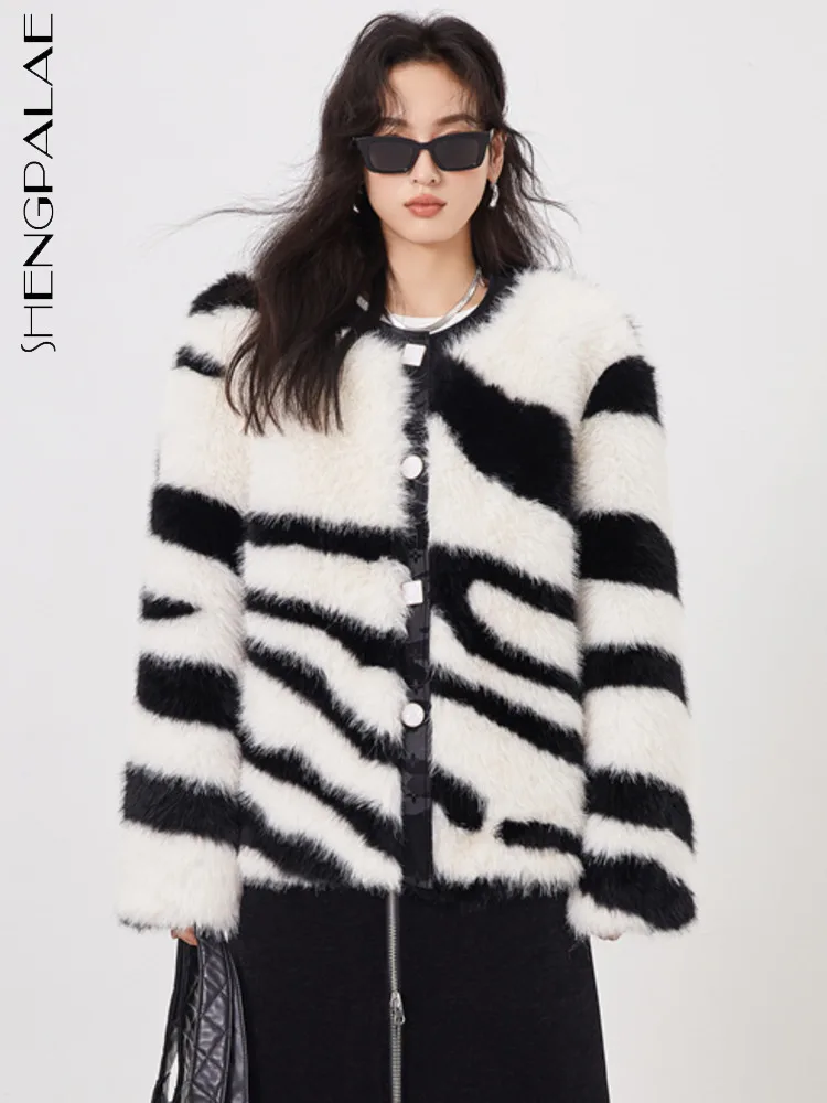 

SHENGPALAE, Полосатое пальто из искусственного меха для женщин, модная шикарная однобортная куртка с круглым вырезом, имитация лисьего меха, зима 2023, новинка 5R8441