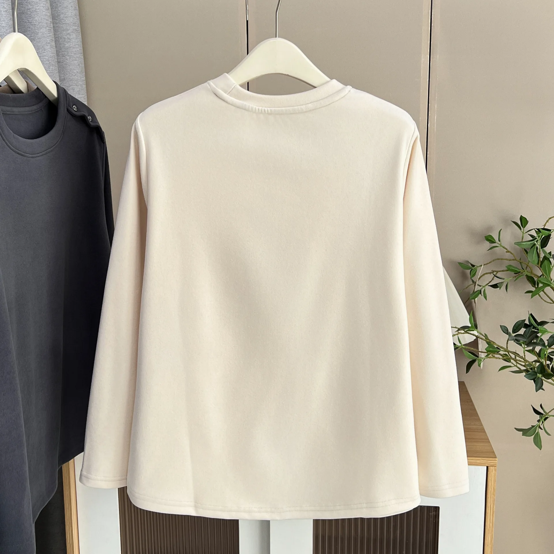 XXXXL Fashion Plus Size Women's T-Shirt Autumn And Winter Style Simple Shoulder Button O-Neck De Velvet Warm Inside Tops 8251