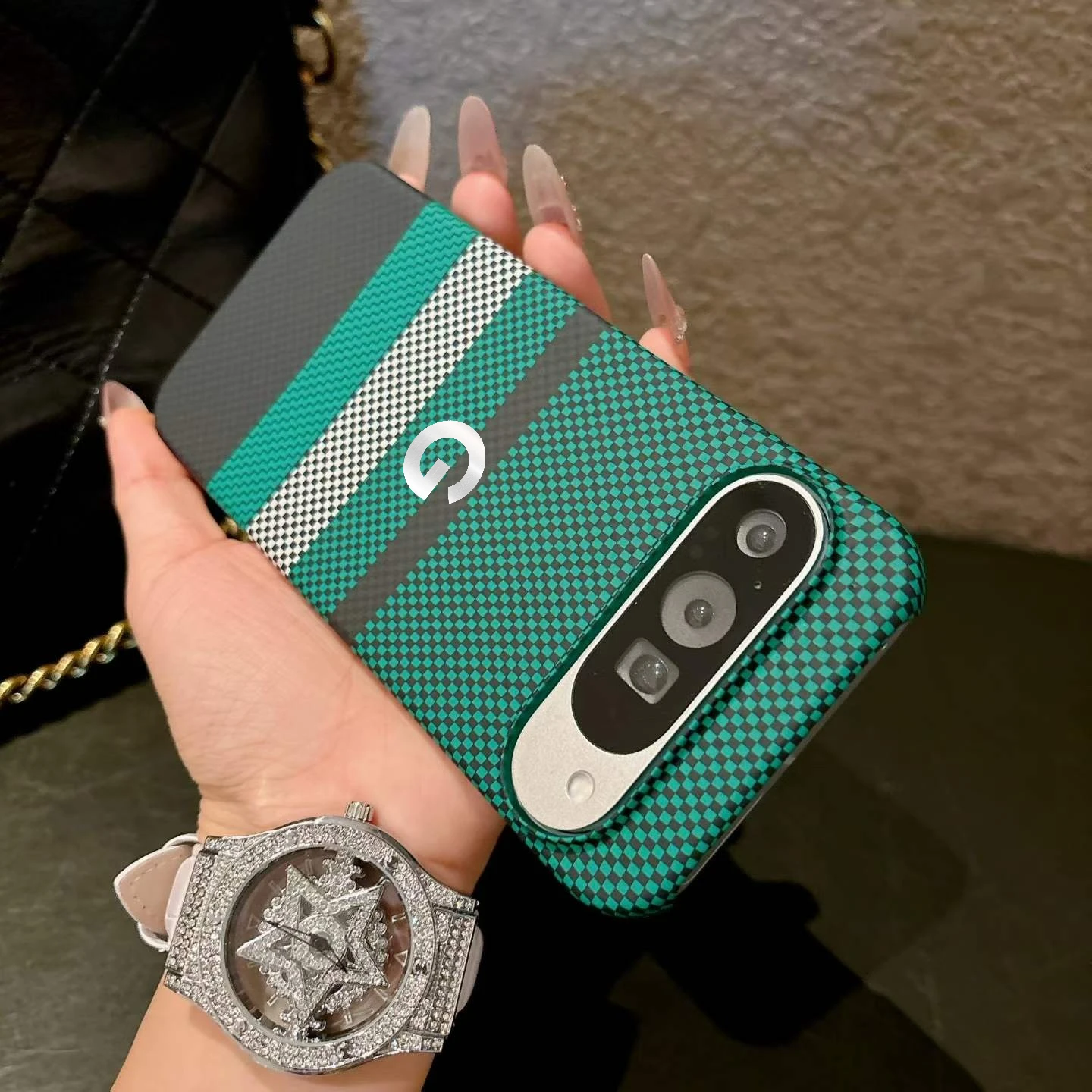 Luxury Slim Carbon Fibre Texture Magnetic Charging Phone Case