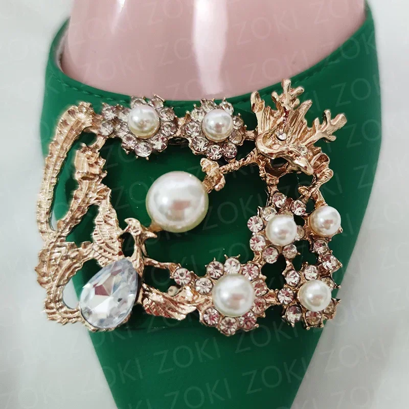 حذاء كعب رمادي بتفصيل ذهبي فاخر