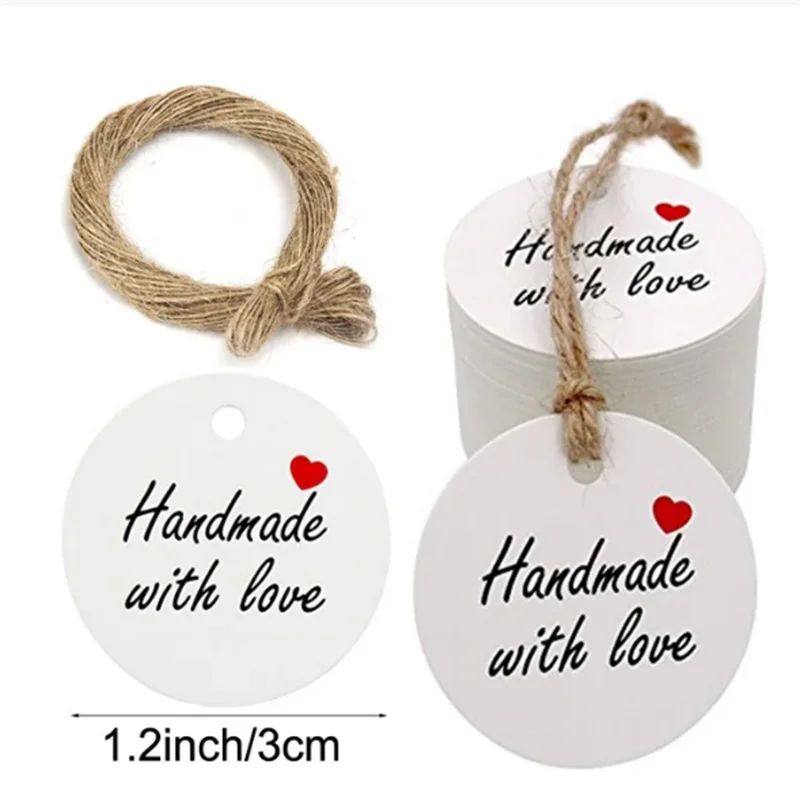 Kraft štítky usporiadané vedľa tvorivých pomôcok