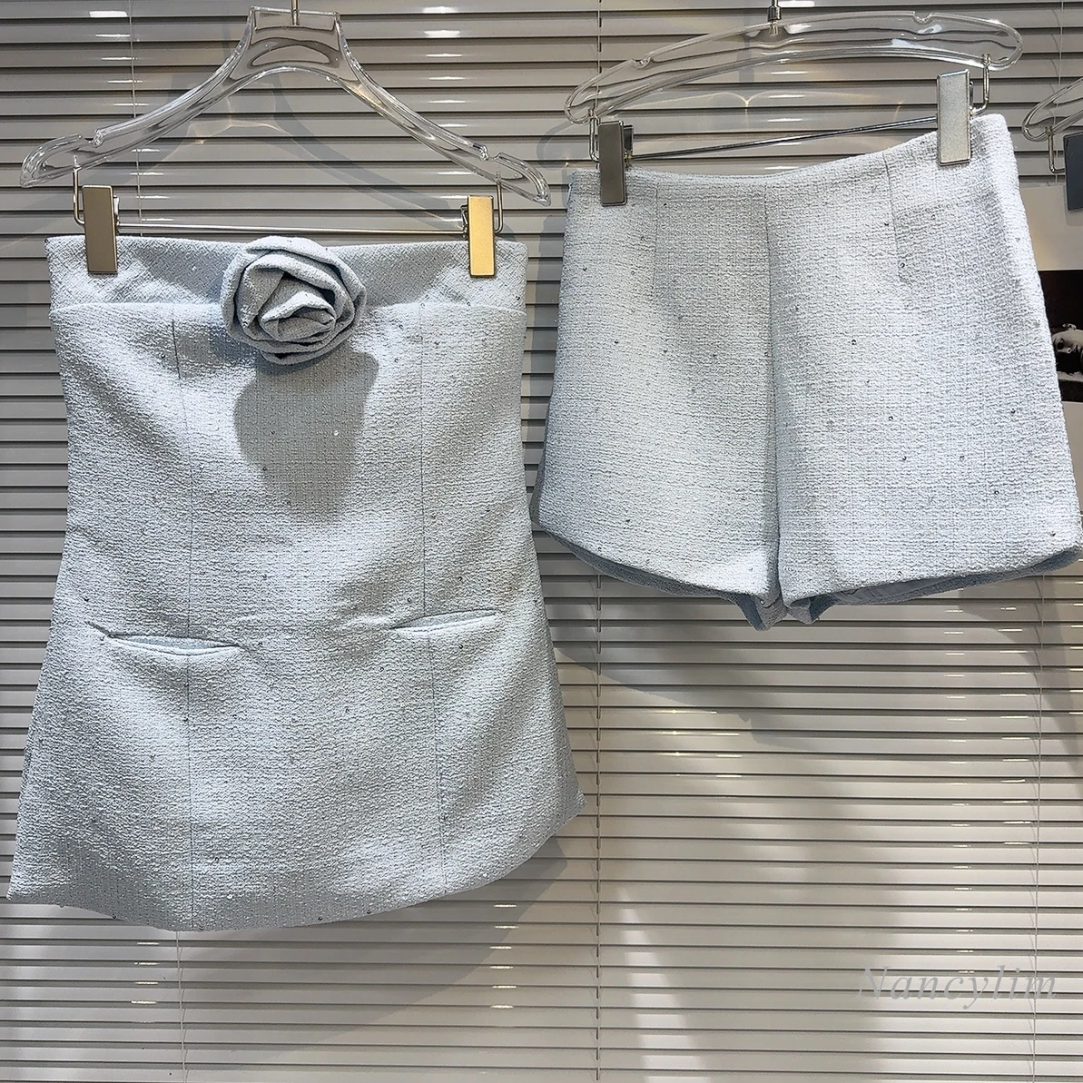 

Женский костюм из двух предметов, Приталенный топ с трехмерными цветами и твидовые шорты в классическом стиле, лето 2024