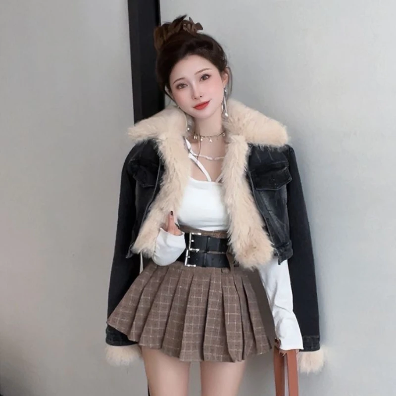2023 Winter New Women Denim Patchwork Faux Fur Outwear Fleece-Lined Warm Short Outwear Design Sense Niche Retro Denim Jacket