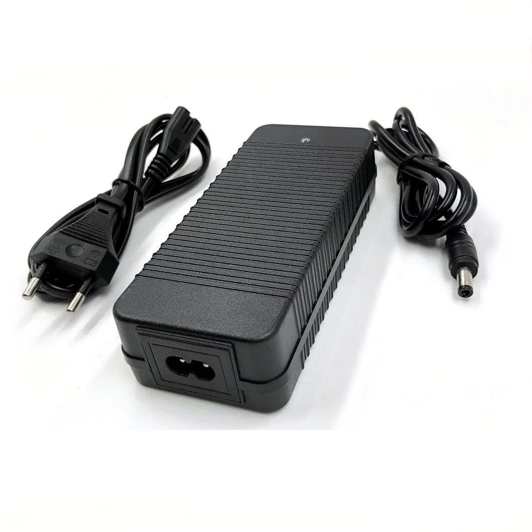 Chargeur multiport Lifepo4 14,6V 5A connecté à une batterie 12,8V en charge