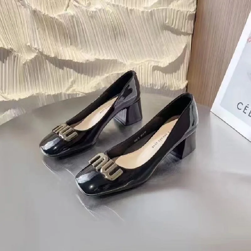 

Size 34-39 Women Pumps Med Heel Square Toe Pumps Office Lady Leahter Shoes Big Gold Metal Chain Soft Soles Slip on Shoes