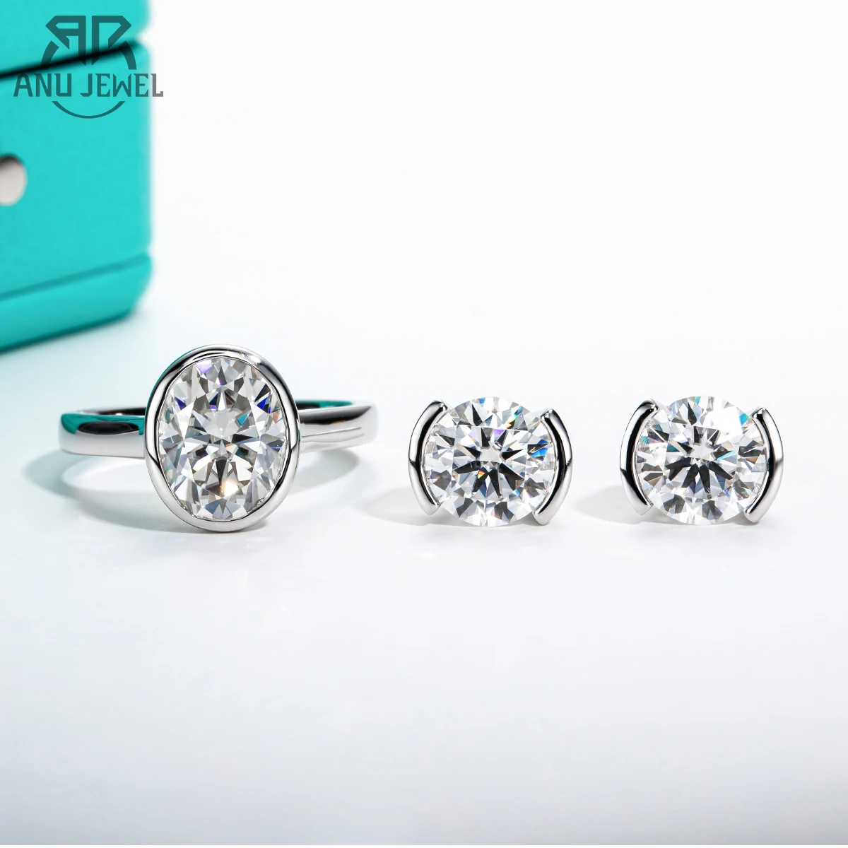 

Женский ювелирный комплект из кольца и серёг, с мусанитом