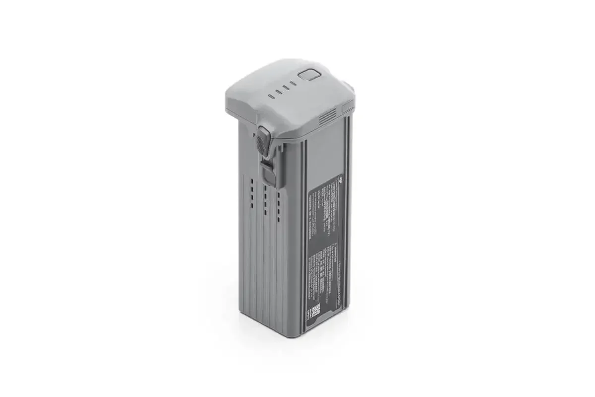 Batterie DJI Air 3S en charge sur un adaptateur secteur, voyant lumineux allumé