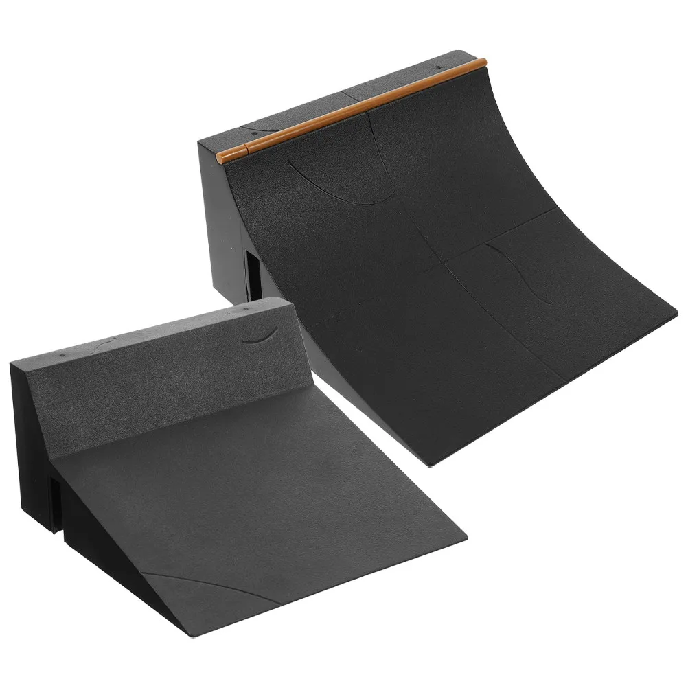 2Pcs 손가락 스케이트 보드 램프 세트 어린이를위한 플라스틱 스케이트 보드 손가락 손재주 훈련 상상력 구축 휴일 선물