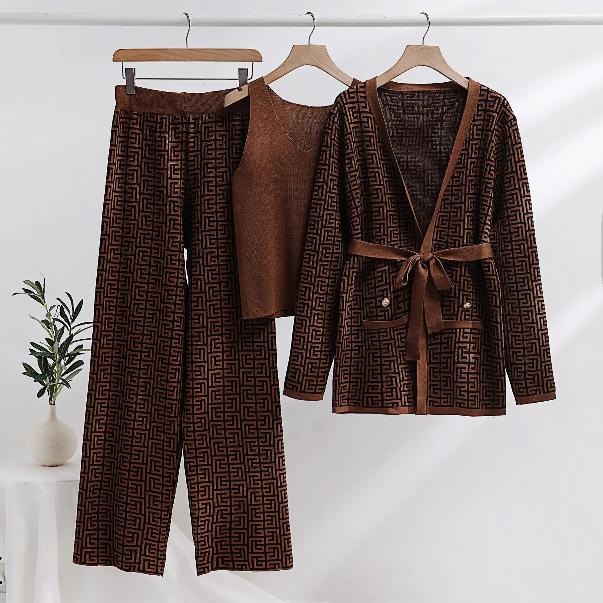 Modern knitted suit made of jacquard fabric consisting of three pieces, export quality in European and American style.
